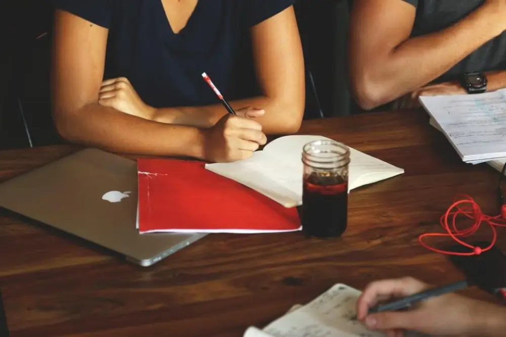 Prise de notes pendant une réunion de projet