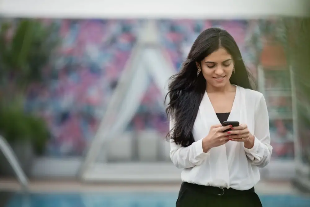 Conversation avec un assistant virtuel sur un smartphone