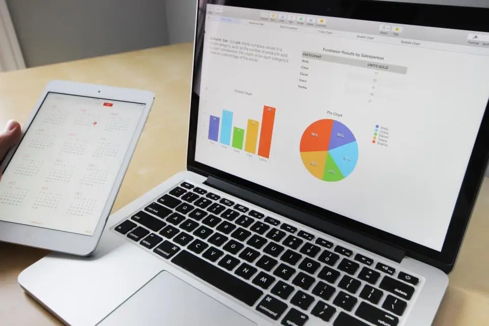 Graphiques de performance marketing sur un ordinateur portable
