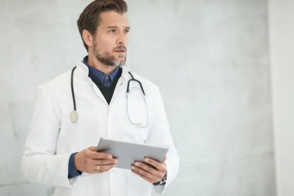 Médecin utilisant une tablette au cabinet