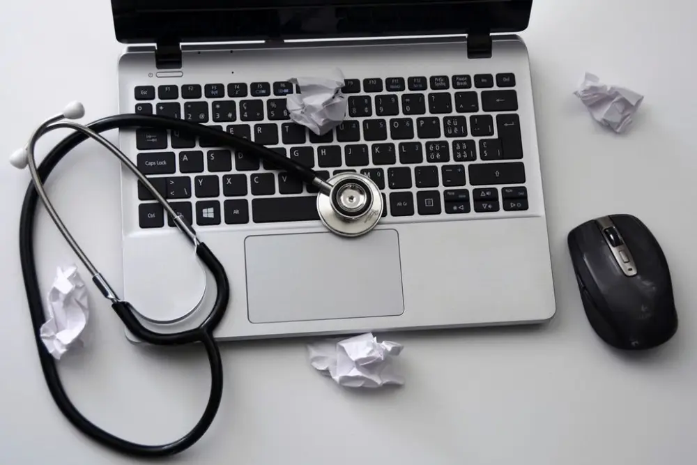 Consultation médicale en visioconférence sur un ordinateur