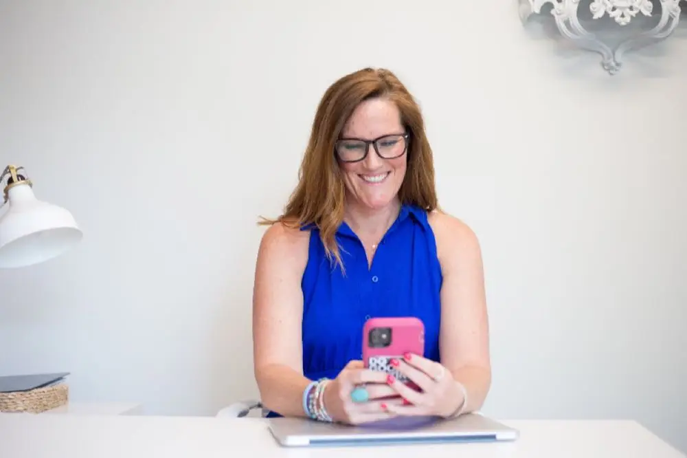 Échange au téléphone depuis le bureau