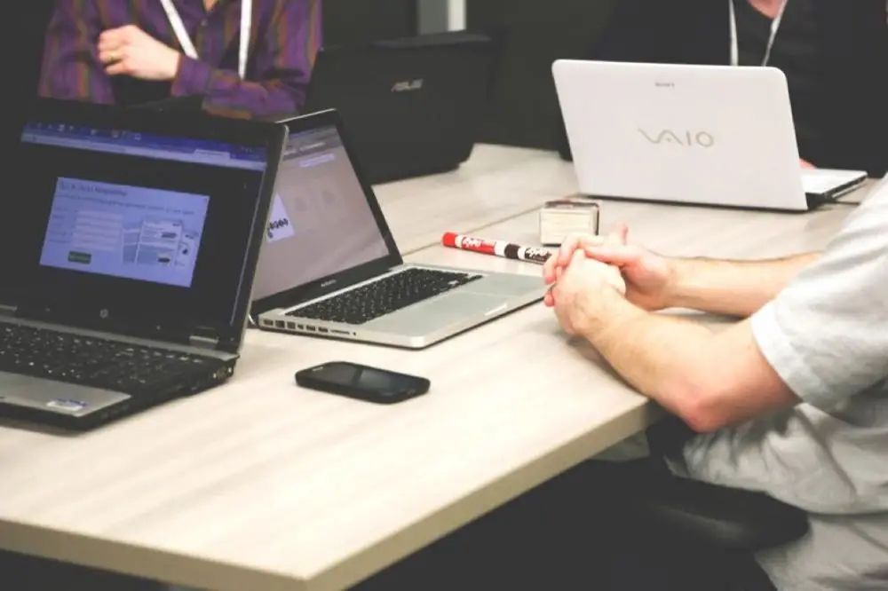 Équipe au travail autour d'ordinateurs portables