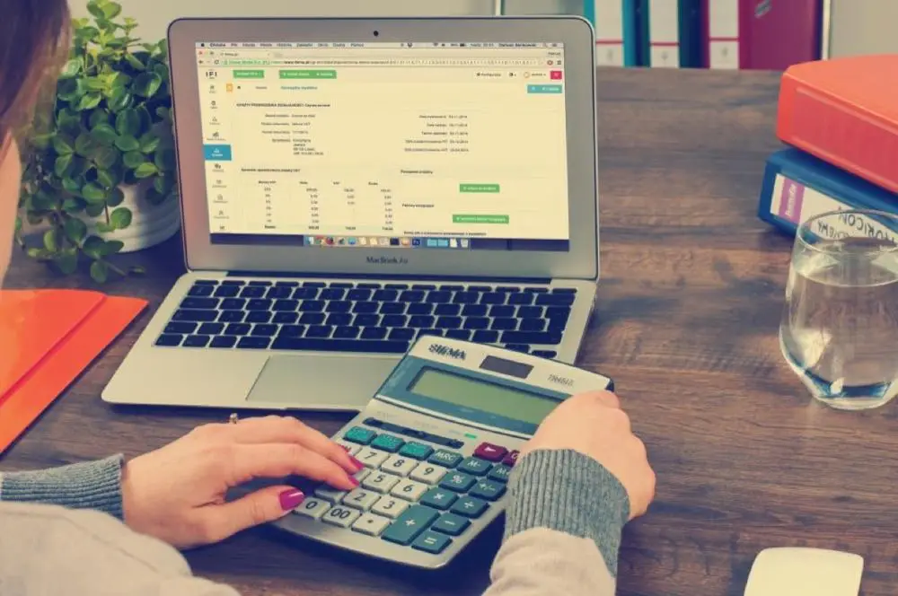 Calcul de budget sur un ordinateur portable